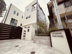 少し奥まった敷地に建築された令和5年築のテラスハウス
