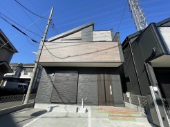 1号棟 建物が完成しましたので室内のご見学予約スタート。当日のご見学予約も大歓迎です。お気軽にご連絡ください。他にもインターネットに掲載していない情報も沢山ありますので、比較で併せてご見学ができます。
