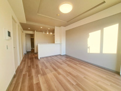 家族が一番集まる場所だから広々としつつも素敵な空間であって欲しい。南向きのバルコニーから燦燦と日を取り入れる空間