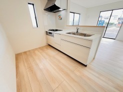 お料理をしながらリビングの家族やゲストとの会話が楽しめるカウンタータイプのキッチン。毎日のお料理を楽しく快適に。
