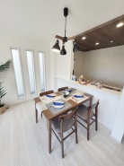 家族が食事するダイニングスペースをキッチンから見渡せる設計に。お料理をしながら家族とのコミュニケーションが増えそうな予感。
