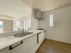 お料理をしながらリビングの家族やゲストとの会話が楽しめるカウンタータイプのキッチン。毎日のお料理を楽しく快適に。
