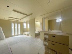 家族が一番集まる場所だから広々としつつも素敵な空間であって欲しい。みんながくつろぐリビングからキッチンまでが一つの空間のように繋がる間取り。
