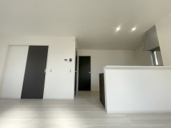 家族が食事するダイニングスペースをキッチンから見渡せる設計に。お料理をしながら家族とのコミュニケーションが増えそうな予感。
