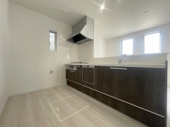 キッチンコンロスペースの近くには、空気の入れ替えが可能な開口部を設置！！
お料理をする際には、換気扇を回しながら匂いが籠らない様に開放してお料理もお楽しみ頂けます。
