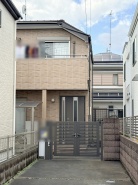 周辺の街並みの中で適度な主張、生活に溶け込むシンプルなデザインの外観が魅力の一戸建です。
