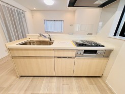 お料理をしながらリビングの家族やゲストとの会話が楽しめるカウンタータイプのキッチン。毎日のお料理を楽しく快適に。
