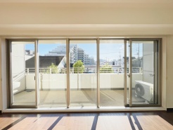 家族が一番集まる場所だから広々としつつも素敵な空間であって欲しい。みんながくつろぐリビングからキッチンまでが一つの空間のように繋がる間取り。
