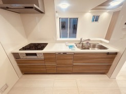 お料理をしながらリビングの家族やゲストとの会話が楽しめるカウンタータイプのキッチン。毎日のお料理を楽しく快適に。
