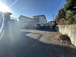 建築条件なしの敷地。弊社グループ「白馬建設」にて建物プランをご提案できます。実際の陽当たりやサイズ感を現地でお確かめください。

