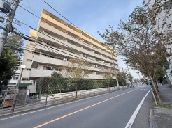 現地のご見学予約もスタートしました。周辺で売りに出ている物件も沢山御座います。まとめてご見学ができますのでお気軽にお申しつけください。
