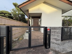 明るく広々とした玄関は、家に入る瞬間から心地よい居心地を感じさせます。