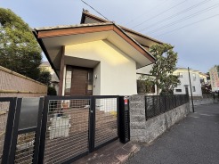 周辺は住宅が建ち並ぶ閑静な住宅街です。
