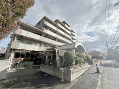 現地のご見学予約もスタートしました。周辺で売りに出ている物件も沢山御座います。まとめてご見学ができますのでお気軽にお申しつけください。
