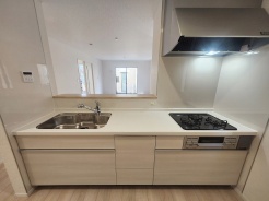 お料理をしながらリビングの家族やゲストとの会話が楽しめるカウンタータイプのキッチン。毎日のお料理を楽しく快適に。
