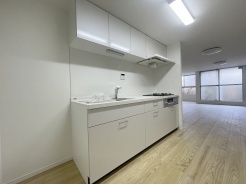 お料理をしながらリビングの家族やゲストとの会話が楽しめるタイプのキッチン。毎日のお料理を楽しく快適に。
