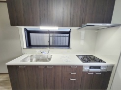 キッチンは、カウンターや壁付けタイプ、アイランドタイプ様々なパターンが御座います。
お好みも分かれる所ではありますが、壁付け対応は閉鎖的にならずに明るいキッチンスペースとしてご希望を頂く事も多いタイプ。
