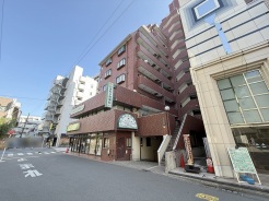 「国分寺」駅の北口ロータリーをぬけてすぐのロケーション。弊社からも近いのですぐにご見学できます。