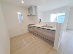 お料理をしながらリビングの家族やゲストとの会話が楽しめるカウンタータイプのキッチン。毎日のお料理を楽しく快適に。
