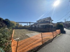 現地のご見学予約もスタートしました。周辺で売りに出ている物件も沢山御座います。まとめてご見学ができますのでお気軽にお申しつけください。
