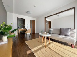 家族が一番集まる場所だから広々としつつも素敵な空間であって欲しい。みんながくつろぐリビングからキッチンまでが一つの空間のように繋がる間取り。
