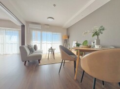 家族が一番集まる場所だから広々としつつも素敵な空間であって欲しい。みんながくつろぐリビングからキッチンまでが一つの空間のように繋がる間取り。
