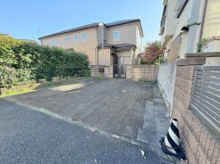実際に室内をご見学頂くと生活のイメージが広がると思います。家具を置いたイメージや窓からの景色など。周辺で販売に出している物件も一緒にまとめてご見学頂き、比較する事もできます。お気軽に担当スタッフまでお申しつけください。
