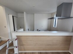 お料理をしながらリビングの家族やゲストとの会話が楽しめるカウンタータイプのキッチン。毎日のお料理を楽しく快適に。
