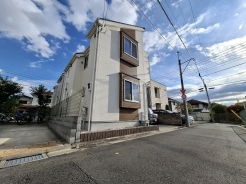 周辺は住宅が建ち並ぶ閑静な住宅街です。
