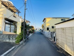 周辺は住宅が建ち並ぶ閑静な住宅街です。

