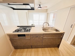 お料理をしながらリビングの家族やゲストとの会話が楽しめるカウンタータイプのキッチン。毎日のお料理を楽しく快適に。
