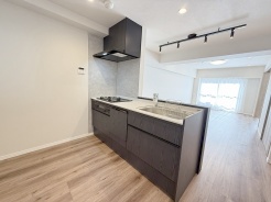 お料理をしながらリビングの家族やゲストとの会話が楽しめるカウンタータイプのキッチン。毎日のお料理を楽しく快適に。
