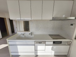 キッチンは、カウンターや壁付けタイプ、アイランドタイプ様々なパターンが御座います。
お好みも分かれる所ではありますが、壁付け対応は閉鎖的にならずに明るいキッチンスペースとしてご希望を頂く事も多いタイプ。
