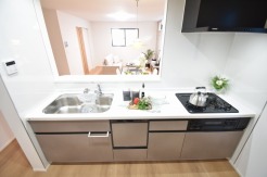 お料理をしながらリビングの家族やゲストとの会話が楽しめるカウンタータイプのキッチン。毎日のお料理を楽しく快適に。
