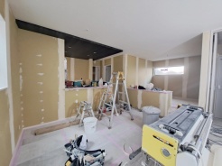 家族の集まるリビングは気持ちの良い自然光が差し込む団欒空間。室内のご見学予約も随時、受付中ですのでお気軽にお問合せください。
