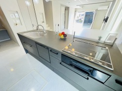 お料理をしながらリビングの家族やゲストとの会話が楽しめるカウンタータイプのキッチン。毎日のお料理を楽しく快適に。
