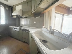 お料理をしながらリビングの家族やゲストとの会話が楽しめるカウンタータイプのキッチン。毎日のお料理を楽しく快適に。
