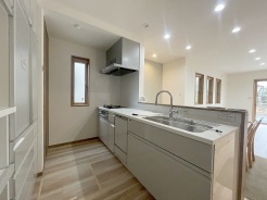 お料理をしながらリビングの家族やゲストとの会話が楽しめるカウンタータイプのキッチン。毎日のお料理を楽しく快適に。
