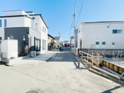 安心して暮らすことのできる住宅街。　住宅地の道路は一般に交通量が少なく車などの騒音が少ないため、住民にとって静かな生活環境が提供されます。
