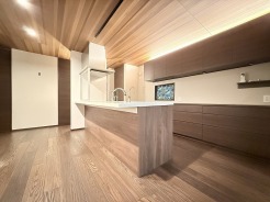 回遊性のあるアイランドキッチンを採用、間接照明も効果的に配置されたホテルライクな雰囲気