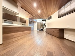 家族が食事するダイニングスペースをキッチンから見渡せる設計に。お料理をしながら家族とのコミュニケーションが増えそうな予感。
