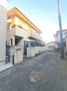 安心して暮らすことのできる住宅街。　住宅地の道路は一般に交通量が少なく車などの騒音が少ないため、住民にとって静かな生活環境が提供されます。
