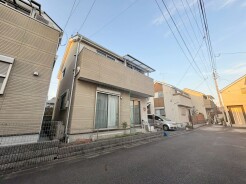 周辺は住宅が建ち並ぶ閑静な住宅街です。
