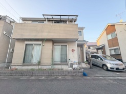 周辺の街並みの中で適度な主張、生活に溶け込むシンプルなデザインの外観が魅力の一戸建です。
