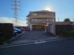 当該住戸は南向きバルコニー。
ワンフロアーで延床80平米、ゆとりの3LDKです