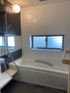 一日の疲れを癒してくれるゆったりとしたバスルームです。
