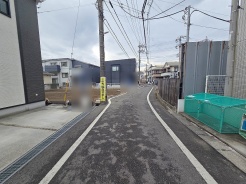 安心して暮らすことのできる住宅街。　住宅地の道路は一般に交通量が少なく車などの騒音が少ないため、住民にとって静かな生活環境が提供されます。
