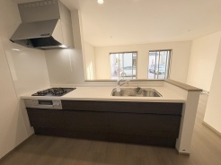 お料理をしながらリビングの家族やゲストとの会話が楽しめるカウンタータイプのキッチン。毎日のお料理を楽しく快適に。
