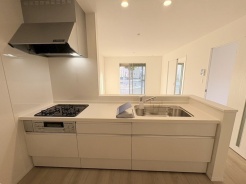 お料理をしながらリビングの家族やゲストとの会話が楽しめるカウンタータイプのキッチン。毎日のお料理を楽しく快適に。
