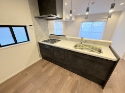 お料理をしながらリビングの家族やゲストとの会話が楽しめるカウンタータイプのキッチン。毎日のお料理を楽しく快適に。
